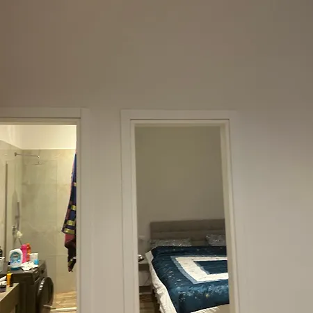 Private House With Balcony アパート